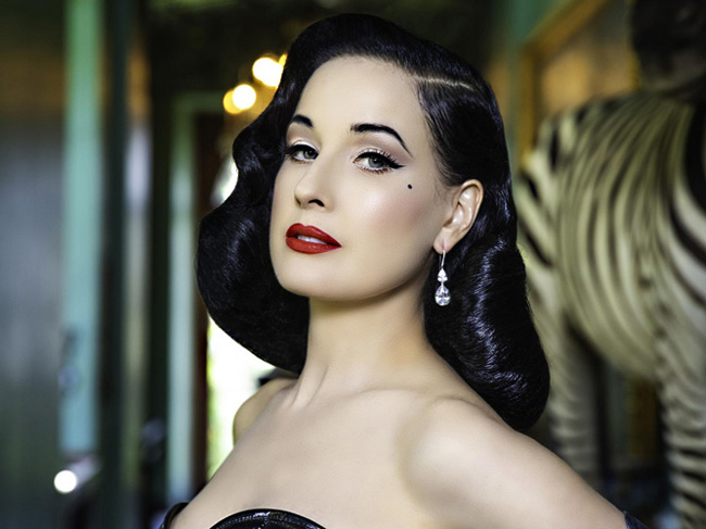 You are currently viewing Dita Von Teese, la diva du strip-tease